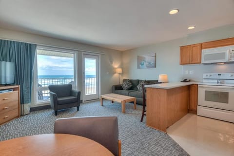 Oceanfront Suite - 2 Queen Beds - Beach Access - Pool and Hot Tub House in Lincoln City