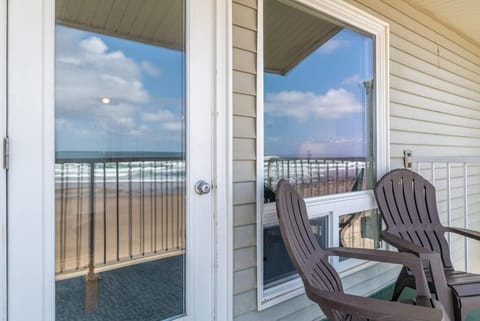 Oceanfront Suite - 2 Queen Beds - Beach Access - Pool and Hot Tub House in Lincoln City