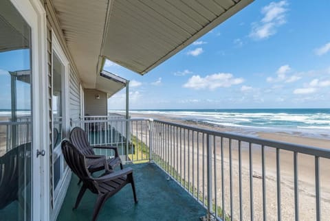 Oceanfront Suite - 2 Queen Beds - Beach Access - Pool and Hot Tub House in Lincoln City