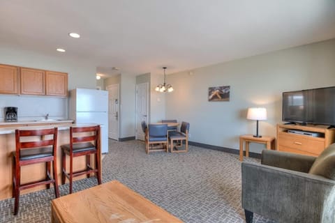 Oceanfront Suite - 2 Queen Beds - Beach Access - Pool and Hot Tub House in Lincoln City