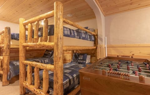 Bedroom, bunk bed