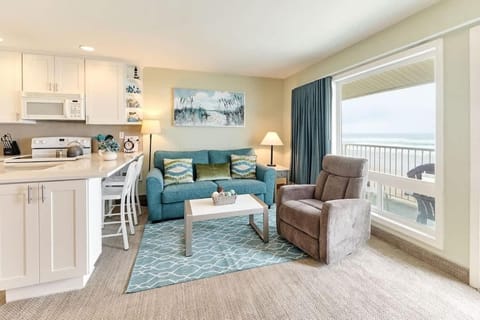 Stunning Oceanfront Suite - Full Kitchen - Pool and Hot Tub House in Lincoln City