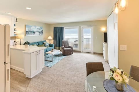 Stunning Oceanfront Suite - Full Kitchen - Pool and Hot Tub House in Lincoln City