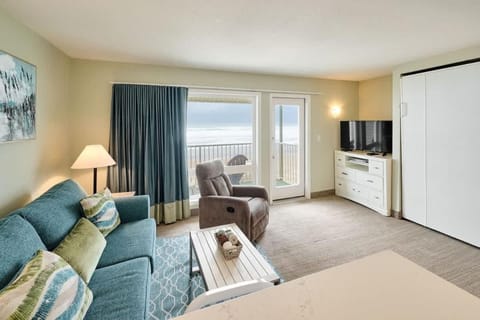 Stunning Oceanfront Suite - Full Kitchen - Pool and Hot Tub House in Lincoln City
