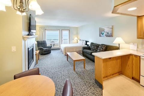 Stunning Oceanfront Suite - Full Kitchen - Heated Indoor Pool & Hot Tub House in Lincoln City