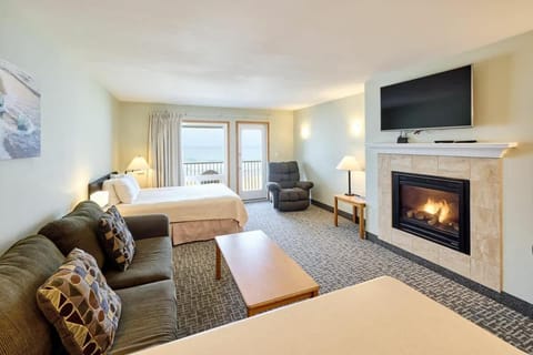 Top Floor Family Suite with Fireplace and Kitchen - Beach Access - Beautiful Ocean Views House in Lincoln City