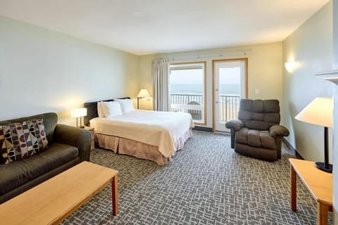 Top Floor Family Suite with Fireplace and Kitchen - Beach Access - Beautiful Ocean Views House in Lincoln City