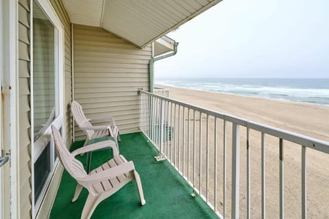 Top Floor Family Suite with Fireplace and Kitchen - Beach Access - Beautiful Ocean Views House in Lincoln City