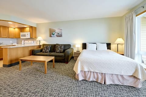 Top Floor Family Suite with Fireplace and Kitchen - Beach Access - Beautiful Ocean Views House in Lincoln City