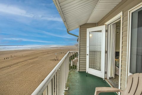 Top Floor Ocean View Suite - Sleeps Six - Pool & Hot Tub Access House in Devils Lake