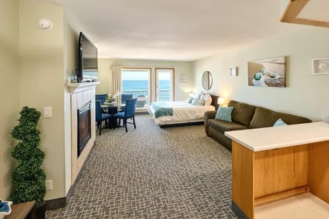 Deluxe Ocean View Family Suite - Sleeps Six - Heated Pool & Hot Tub House in Lincoln City