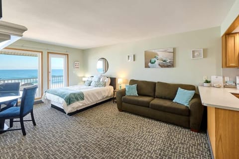 Deluxe Ocean View Family Suite - Sleeps Six - Heated Pool & Hot Tub House in Lincoln City