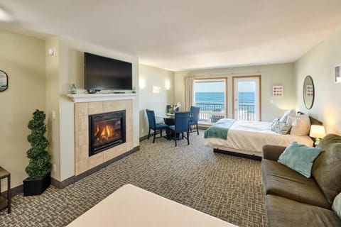 Deluxe Ocean View Family Suite - Sleeps Six - Heated Pool & Hot Tub House in Lincoln City