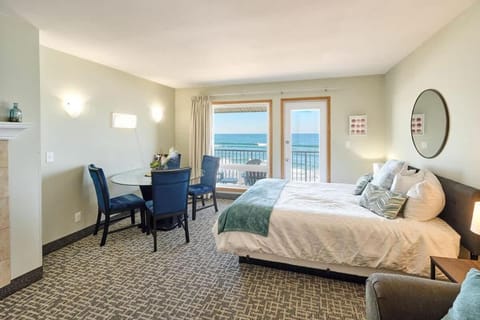 Deluxe Ocean View Family Suite - Sleeps Six - Heated Pool & Hot Tub House in Lincoln City