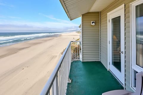 Oceanfront Family Suite With Beautiful Views - Full Kitchen - Pool & Hot Tub House in Lincoln City