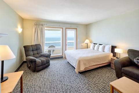Oceanfront Family Suite With Beautiful Views - Full Kitchen - Pool & Hot Tub House in Lincoln City