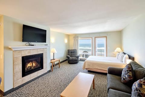 Oceanfront Family Suite With Beautiful Views - Full Kitchen - Pool & Hot Tub House in Lincoln City