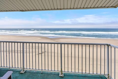 Oceanfront Family Suite With Beautiful Views - Full Kitchen - Pool & Hot Tub House in Lincoln City