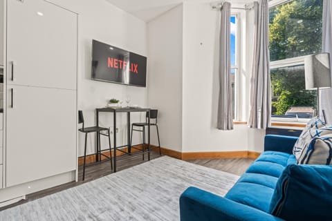 Communal lounge/ TV room, TV and multimedia, Living room, Seating area, Evening entertainment