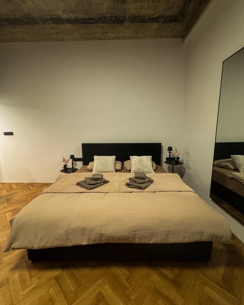 Bed, Photo of the whole room, Bedroom, towels