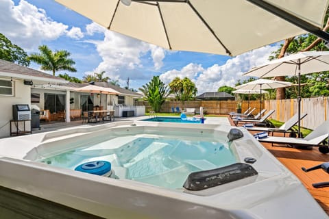 The Palm Luxe Retreat House in Lake Clarke Shores