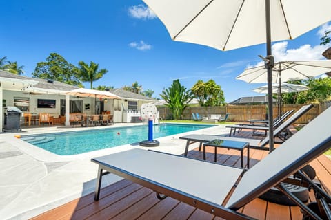 The Palm Luxe Retreat House in Lake Clarke Shores