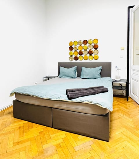 Property building, Bed, Bedroom
