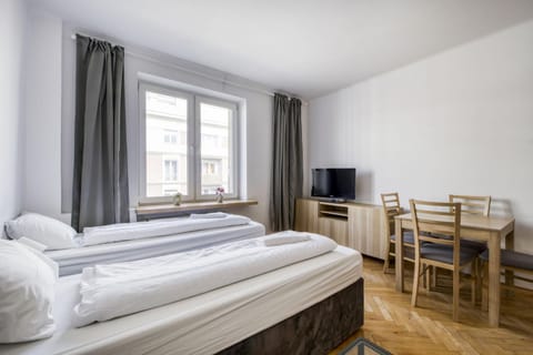 Bed, TV and multimedia, Bedroom, towels
