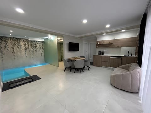 TV and multimedia, Kitchen or kitchenette, Living room, Photo of the whole room, Dining area