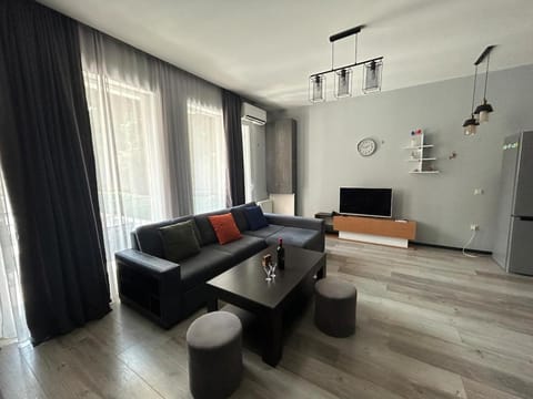 TV and multimedia, Living room, Seating area, Evening entertainment