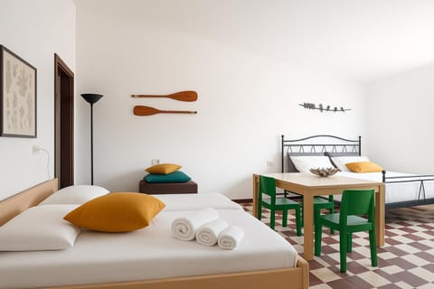 Bed, Photo of the whole room, Dining area, Bedroom, towels