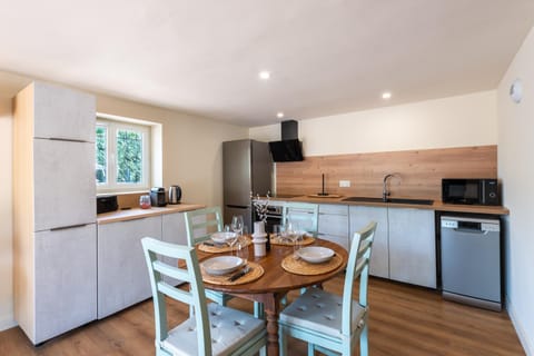 Kitchen or kitchenette, Dining area, stove