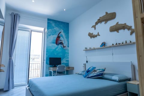 Bed, TV and multimedia, Photo of the whole room, Bedroom