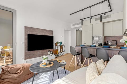 TV and multimedia, Kitchen or kitchenette, Living room, Seating area, Dining area