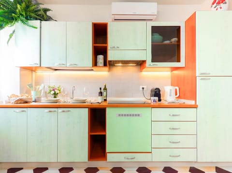 Coffee/tea facilities, Kitchen or kitchenette, minibar, oven, stove