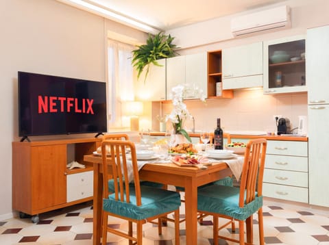 Communal lounge/ TV room, Kitchen or kitchenette, Living room, Food and drinks, Seating area, Food, minibar, pet friendly, stove