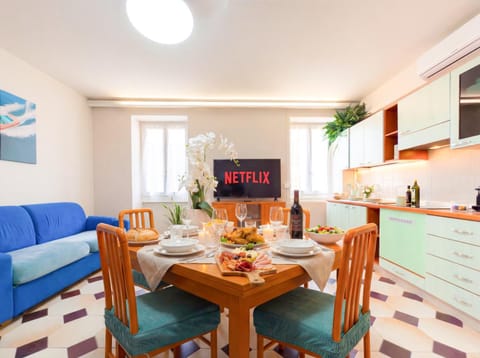 TV and multimedia, Kitchen or kitchenette, Living room, Seating area, Dining area