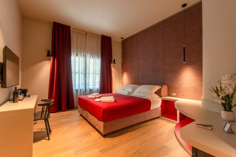 Bed, TV and multimedia, Photo of the whole room, Seating area, Bedroom