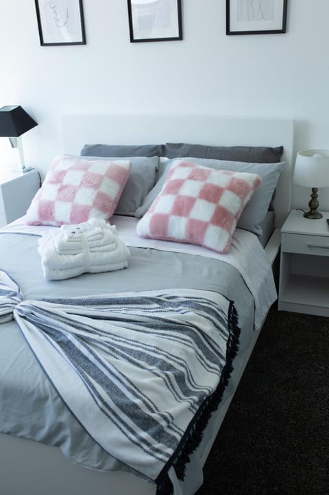 Bed, Bedroom, towels