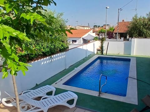 Swimming pool, sunbed