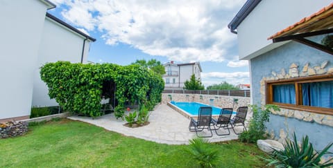 Garden, Garden view, Pool view, Swimming pool, sunbed