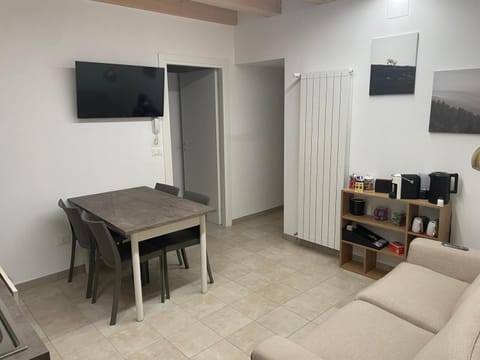 TV and multimedia, Coffee/tea facilities, Living room, Seating area, Dining area