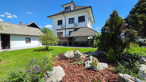 Property building, BBQ facilities, Garden, View (from property/room), Balcony/Terrace, Garden view, Inner courtyard view