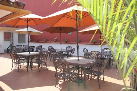 Restaurant/places to eat, Balcony/Terrace, Breakfast