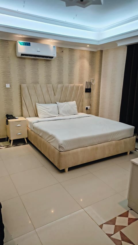 Bed, Photo of the whole room, Bedroom, air conditioner