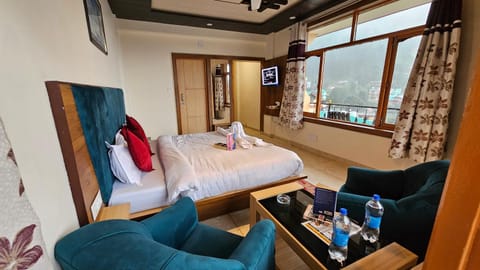 Bed, TV and multimedia, Living room, Photo of the whole room, Seating area, Bedroom