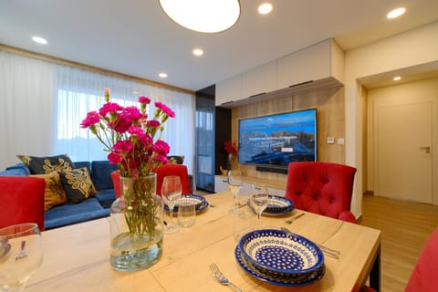 TV and multimedia, Living room, Seating area, Dining area