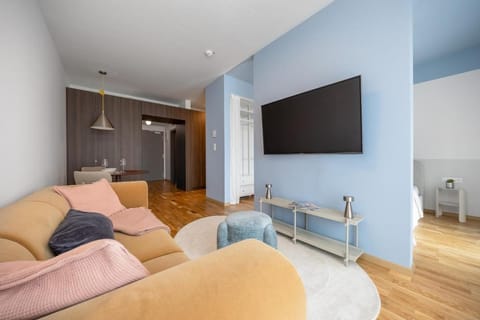 Communal lounge/ TV room, Bed, TV and multimedia, Living room, Photo of the whole room, Seating area, Evening entertainment, Bedroom