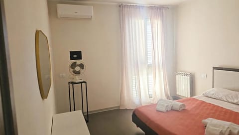 Bed, Bedroom, internet, safe, towels, air conditioner