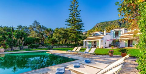 Property building, Garden, Mountain view, Pool view, Swimming pool, sunbed